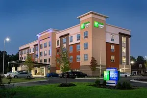 Holiday Inn Express & Suites Fayetteville South, an IHG Hotel